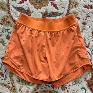 Lululemon Hotty Hot short 4”, size 8, tone on tone polka dot